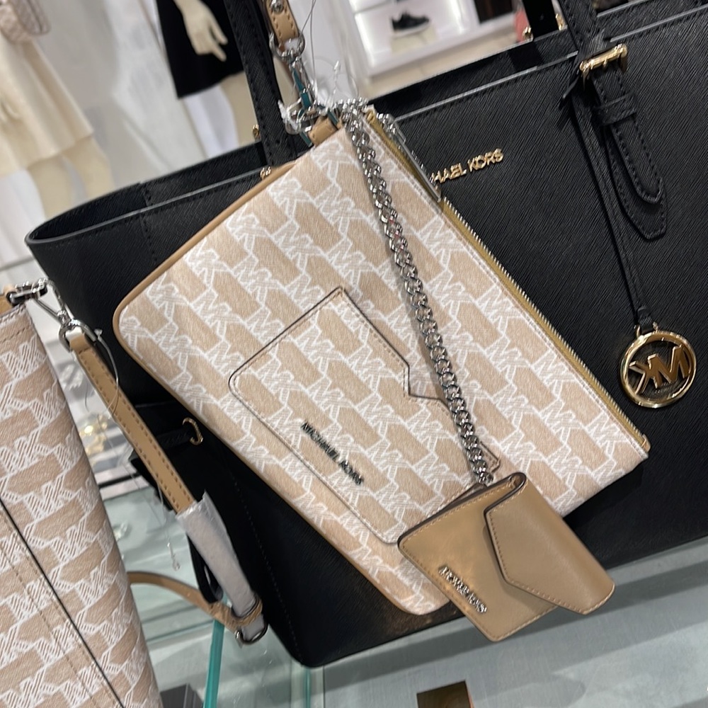 MICHAEL KORS JET SET ITEM LG 2 in 1 CARD CASE & WRISTLET
Camel 

NWT - Picture 12 of 16